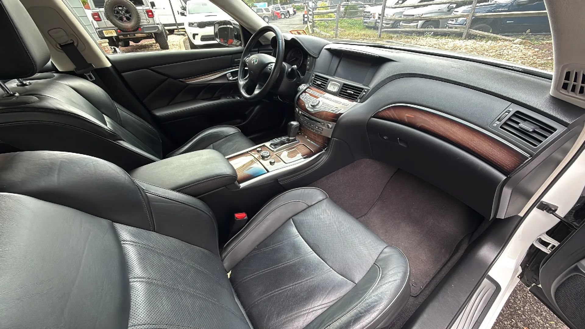 Used 2015 INFINITI Q70 3.7 w/ Deluxe Touring Package AWD/4WD image 23