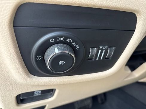 Used 2023 Jeep Grand Cherokee Limited w/ Black Appearance Package image 17