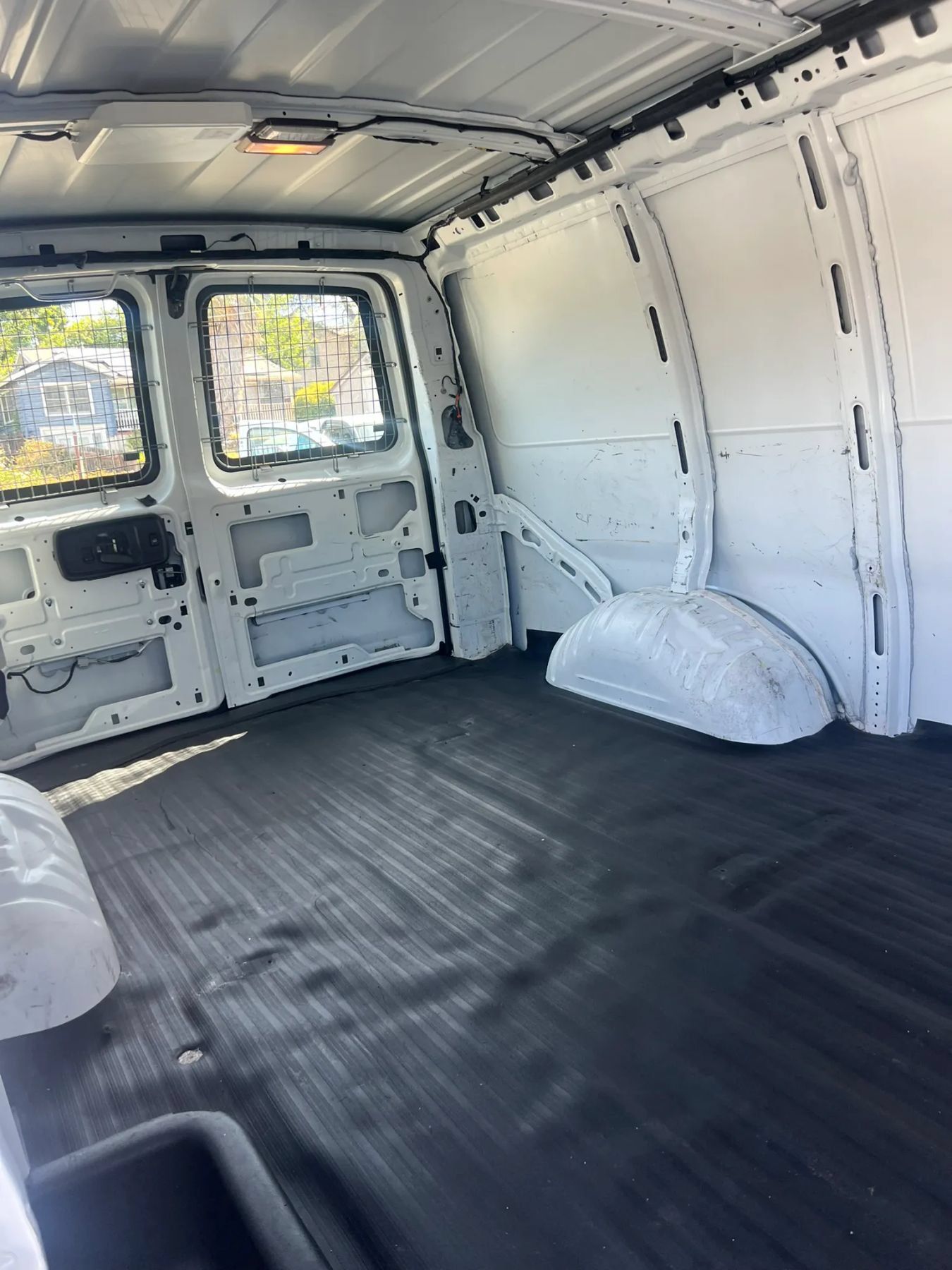 Used 2014 Chevrolet Express 2500 RWD image 13