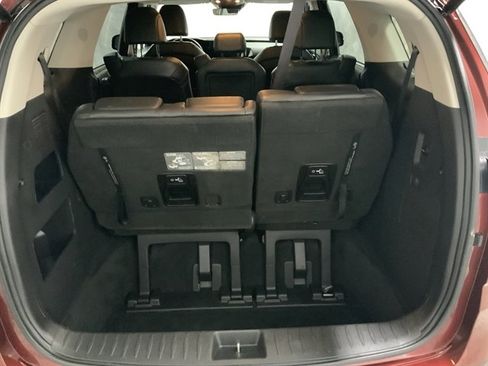 Used 2022 Kia Carnival EX image 17