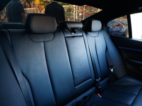 Used 2018 BMW 340i xDrive Sedan w/ Premium Package image 17