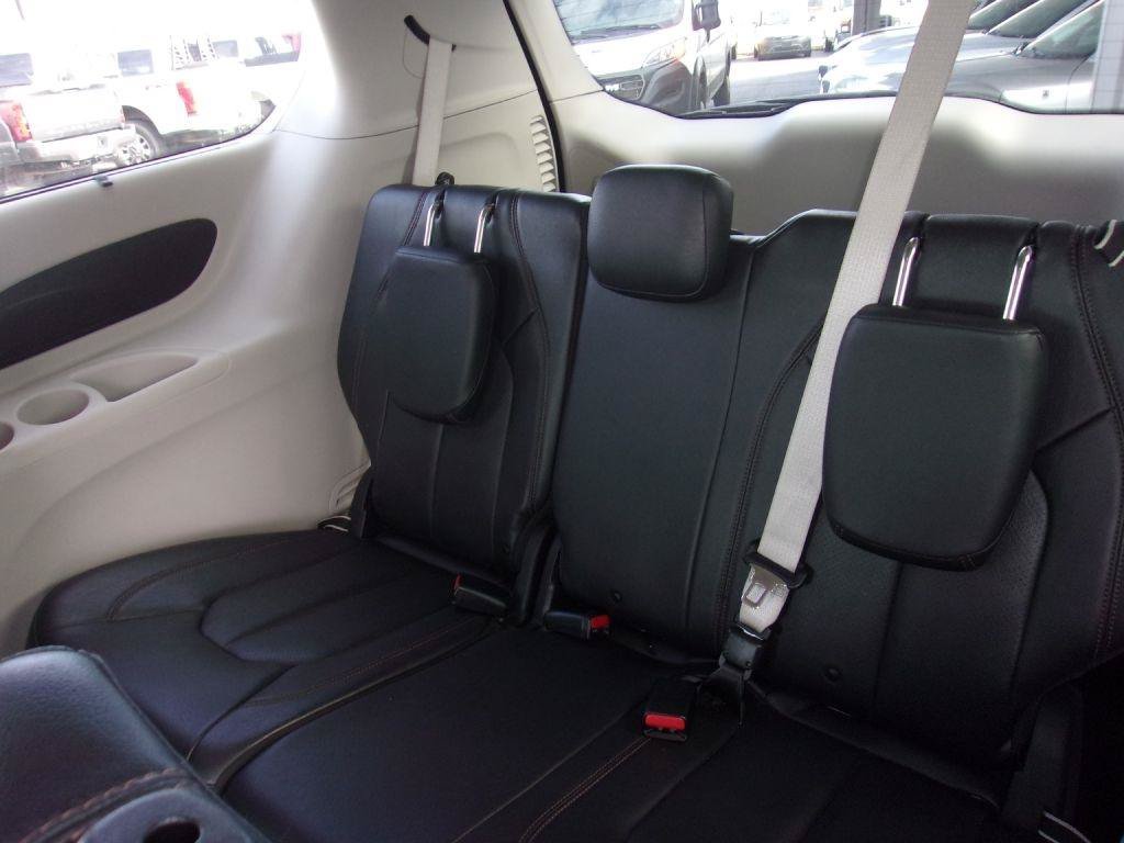 Used 2020 Chrysler Pacifica Touring-L FWD image 7