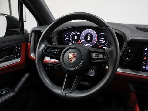 Certified 2024 Porsche Cayenne AWD/4WD image 32