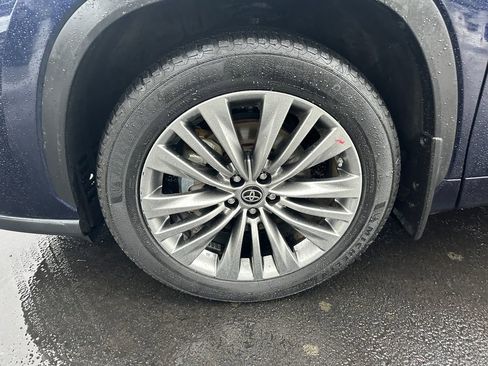 Used 2021 Toyota Highlander Platinum image 12