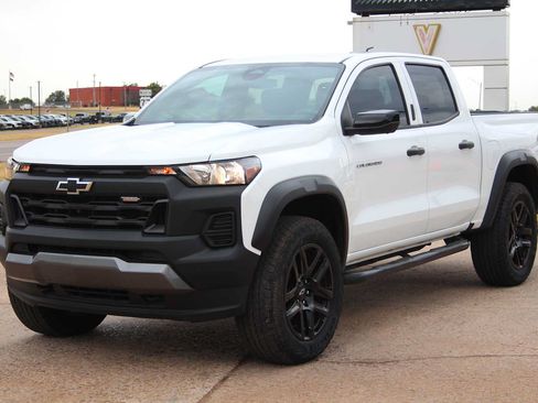 Used 2023 Chevrolet Colorado Trail Boss w/ Technology Package AWD/4WD image 4