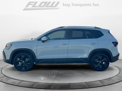 New 2026 Volkswagen Taos SE image 4