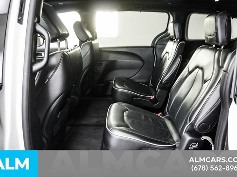 Used 2025 Chrysler Pacifica Limited image 20