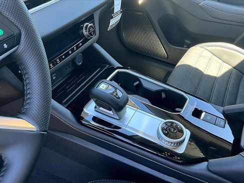 New 2025 Mitsubishi Outlander SE image 8