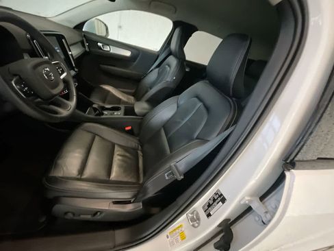 Used 2022 Volvo XC40 T5 Momentum image 11
