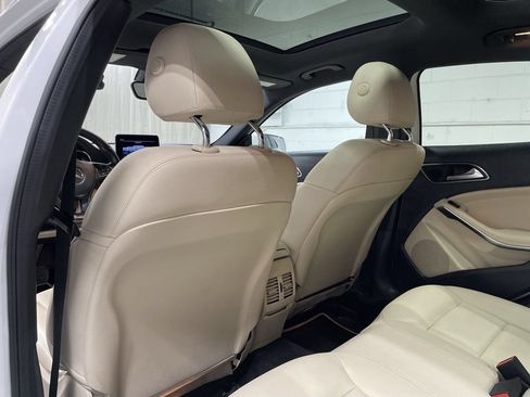 Used 2018 Mercedes-Benz GLA 250 4MATIC w/ Premium Package image 16