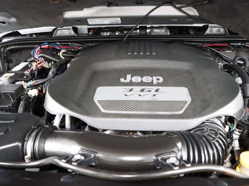 Used 2013 Jeep Wrangler Unlimited Sahara w/ Mopar Chrome Edition Group image 27