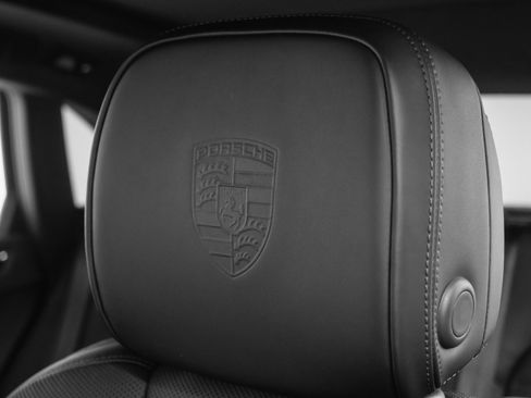 Used 2025 Porsche Macan image 37