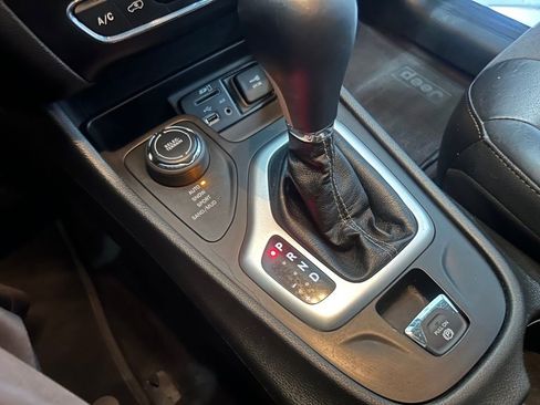 Used 2018 Jeep Cherokee Latitude Plus w/ Cold Weather Group image 25