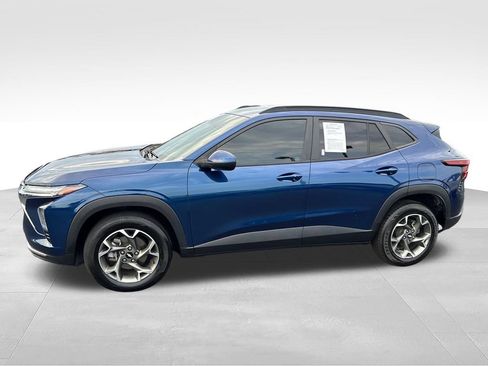 Used 2024 Chevrolet Trax LT w/ Driver Confidence Package FWD image 2