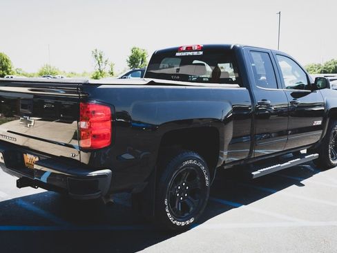 Used 2017 Chevrolet Silverado 1500 LT w/ Midnight Edition AWD/4WD image 32