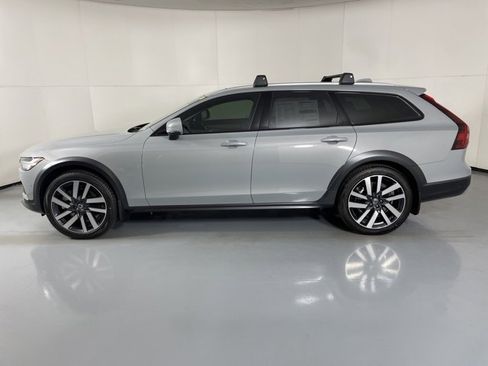 New 2025 Volvo V90 B6 Cross Country Ultra w/ Climate Package image 5