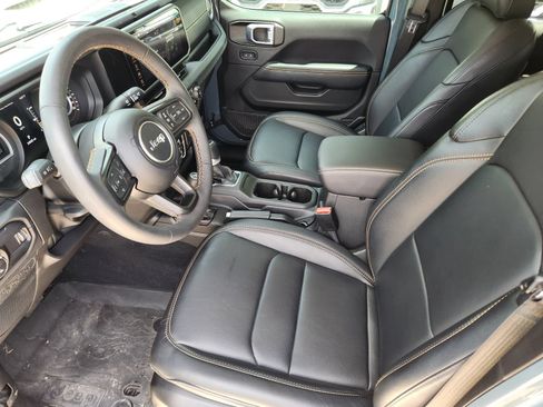 Used 2024 Jeep Gladiator Sport AWD/4WD image 15
