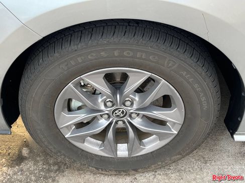 Certified 2024 Toyota Sienna XLE FWD image 8