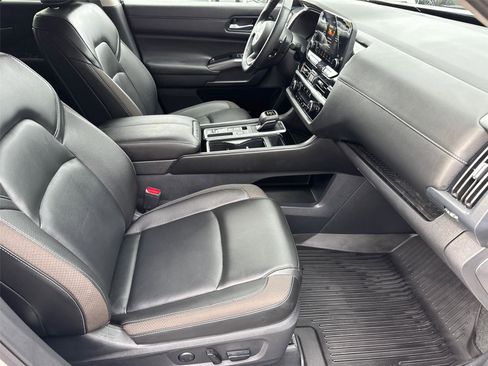 Used 2025 Nissan Pathfinder SL FWD image 16