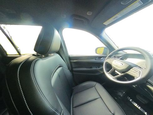 New 2025 Jeep Grand Cherokee Limited w/ Black Appearance Package image 63