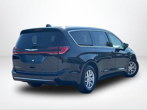 Used 2024 Chrysler Pacifica Touring-L FWD image 3