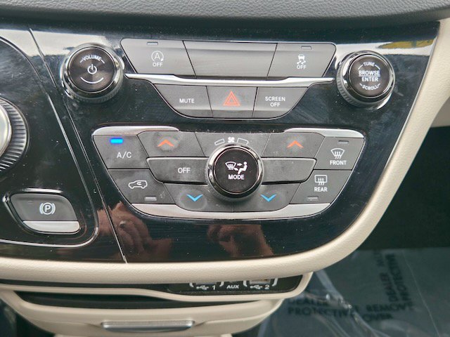 Used 2024 Chrysler Voyager LX FWD image 23