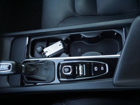 Used 2019 Volvo XC60 T5 Momentum w/ Multimedia Package image 29