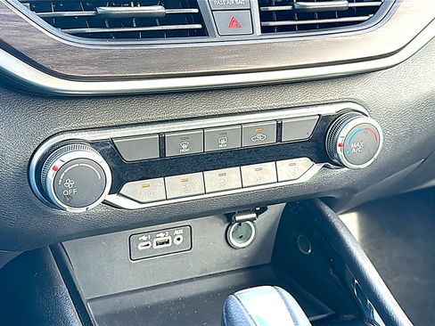 Used 2024 Nissan Altima 2.5 SV image 33