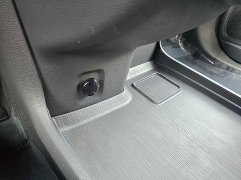 Used 2023 Toyota Sienna Limited image 32