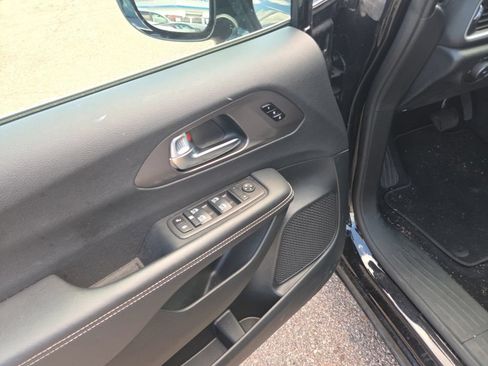 Used 2025 Chrysler Pacifica Select FWD image 13