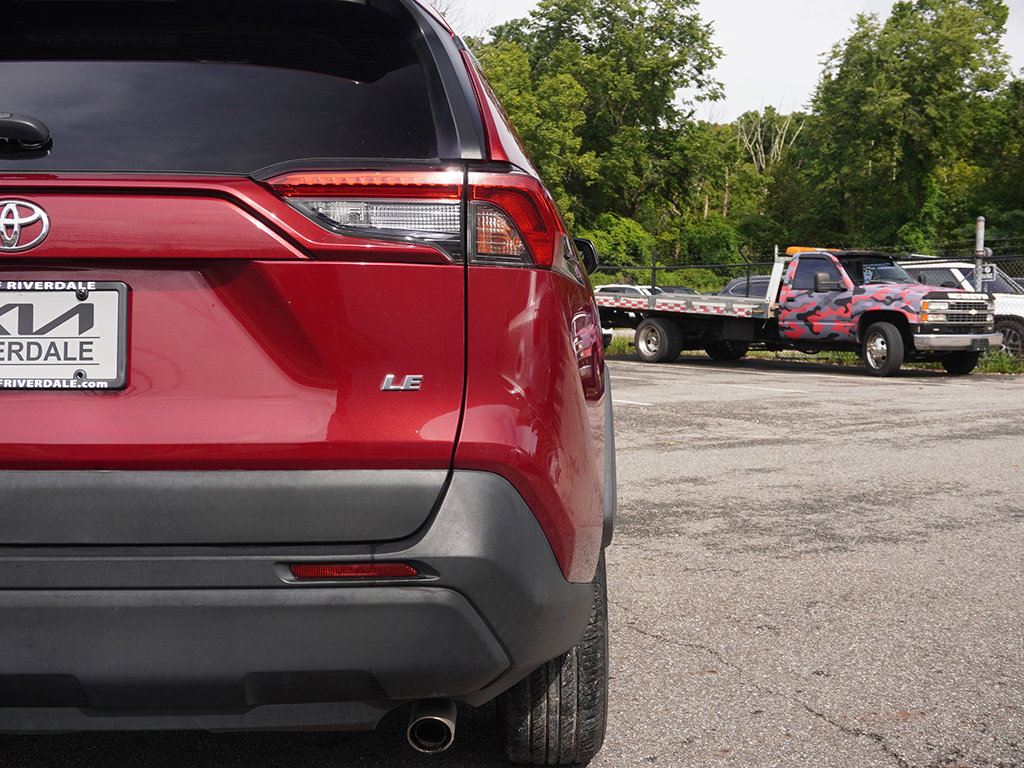 Used 2020 Toyota RAV4 LE FWD image 13