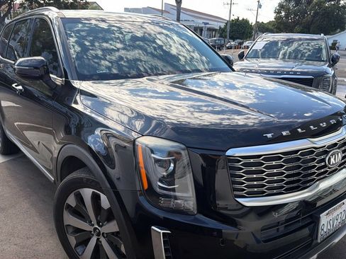Used 2020 Kia Telluride S w/ S 8 Passenger Seating Package FWD image 2
