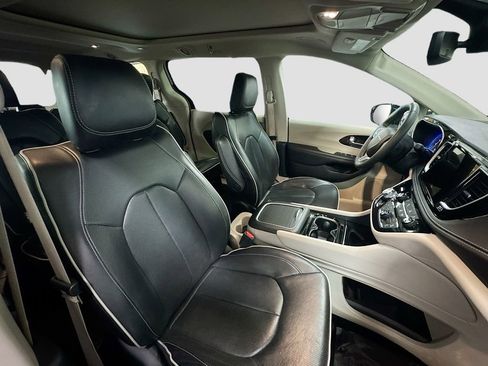 Used 2023 Chrysler Pacifica Limited image 25