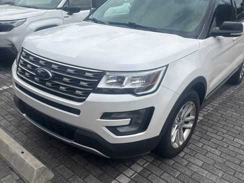 Used 2017 Ford Explorer XLT FWD image 2
