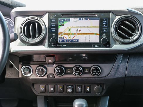 Used 2018 Toyota Tacoma TRD Off-Road w/ Technology Package image 3