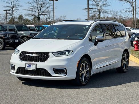 Used 2025 Chrysler Pacifica Pinnacle w/ Trailer Tow Group image 2