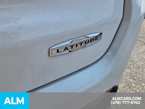 Used 2025 Jeep Compass Latitude AWD/4WD image 16
