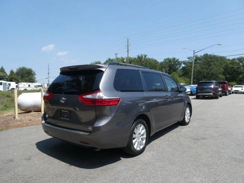 Used 2017 Toyota Sienna LE AWD/4WD image 5
