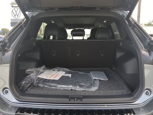 New 2025 Volkswagen Tiguan SE R-Line FWD image 9