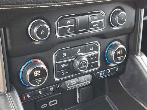 Used 2024 Chevrolet Suburban Premier image 23