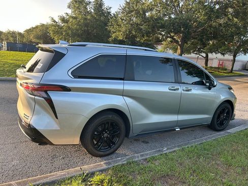 Used 2022 Toyota Sienna Limited FWD image 6