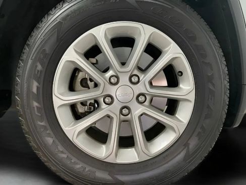 Used 2021 Jeep Grand Cherokee Laredo RWD image 28