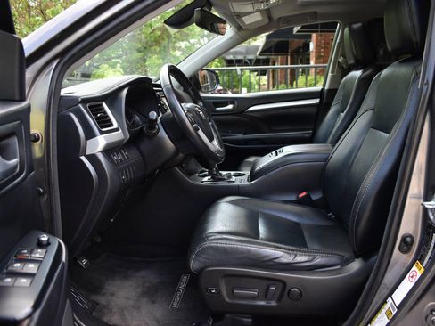 Used 2017 Toyota Highlander XLE FWD image 7