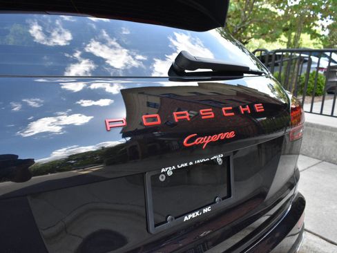 Used 2018 Porsche Cayenne Platinum Edition AWD/4WD image 36