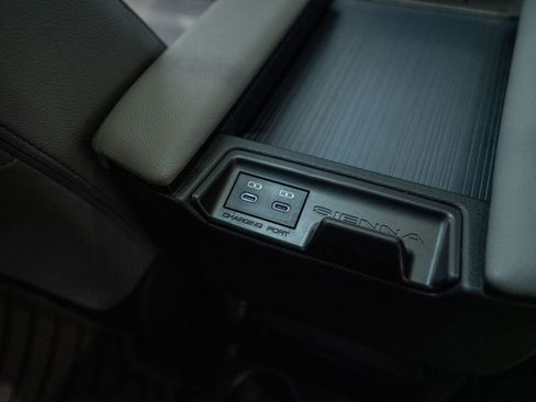 Used 2025 Toyota Sienna XLE image 42