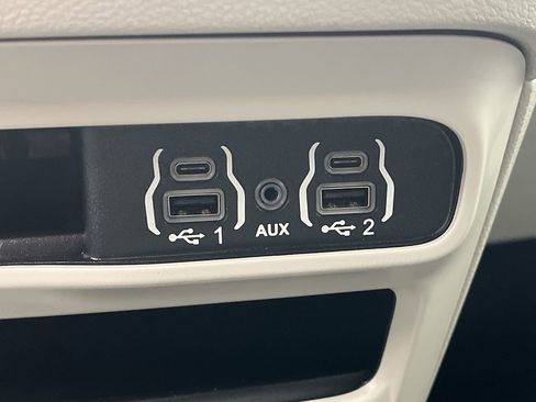 Used 2024 Chrysler Pacifica Touring-L image 25