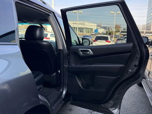 Used 2015 Nissan Pathfinder SL w/ SL Tech Package image 32