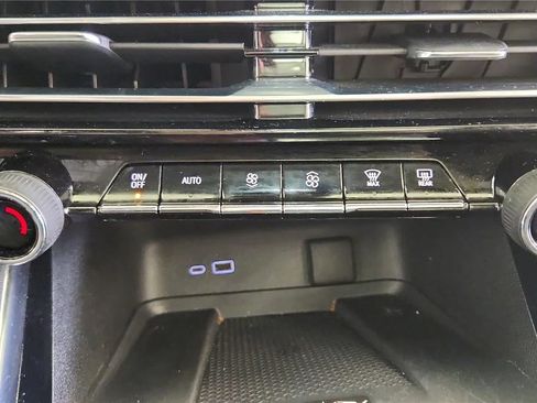 Used 2024 Chevrolet Traverse RS FWD image 31