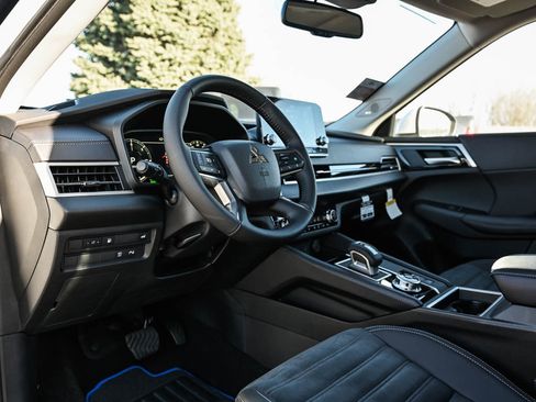 New 2025 Mitsubishi Outlander SE image 19