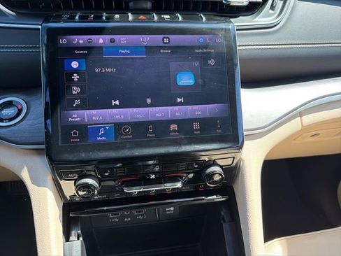 Used 2025 Jeep Grand Cherokee Limited w/ Black Appearance Package image 14